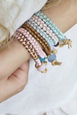 Lederarmband mit bunten Bändern