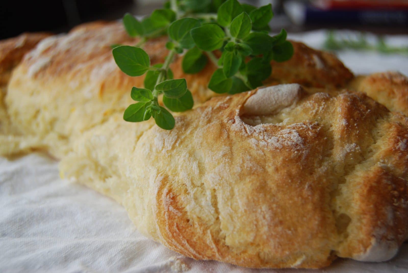 Kartoffelbrot mit grünen Flecken (Kräutern)