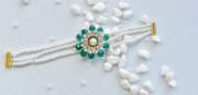 Drei Stränge weiße Perlen Armband mit Grün Blume