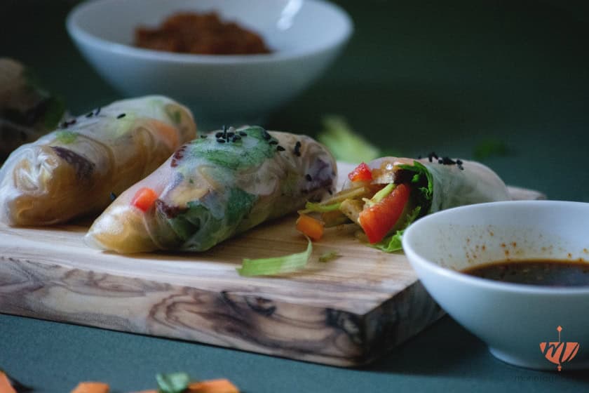 Frische vegane Summer Rolls mit Chili-Soja-Sauce und Knobi-Erdnuss ...