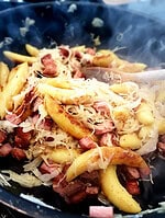 Schupfnudelpfanne mit Kraut und Leberkäse