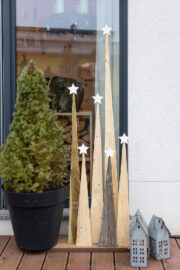 Moderne Weihnachtsdeko für den Außenbereich: DIY-Holzbäume