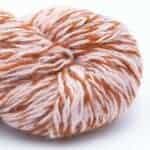 So Soft Yak and Sartuul 3-ply fingering handgesponnen eagle soul (white/orange) - Nomadnoos