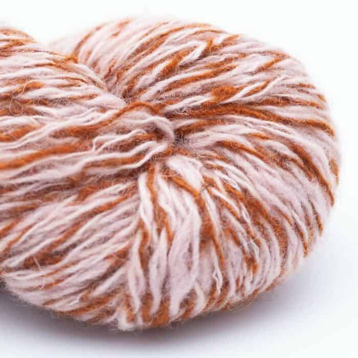 So Soft Yak and Sartuul 3-ply fingering handgesponnen eagle soul (white/orange) - Nomadnoos